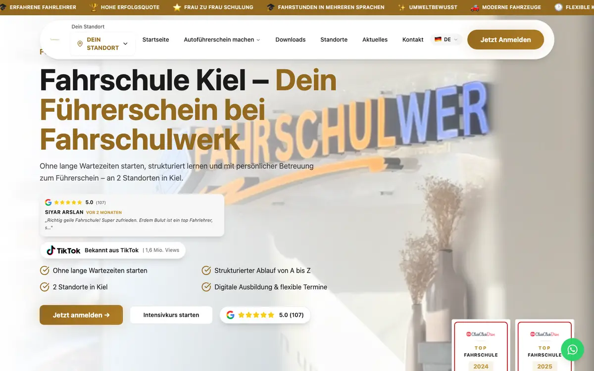 Startseite von fahrschulwerk.de am Desktop: Überschrift, Google-Bewertungen und Button zur Anmeldung